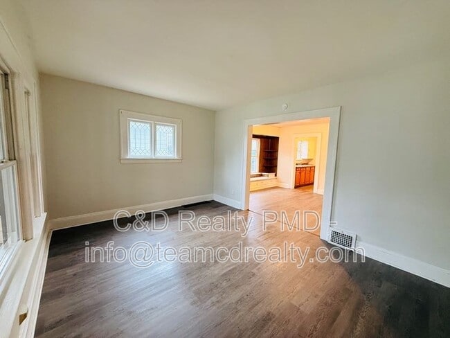 Building Photo - 9302 Rosewood Ave