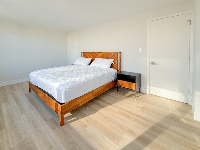 Building Photo - 336 W Wellington Ave