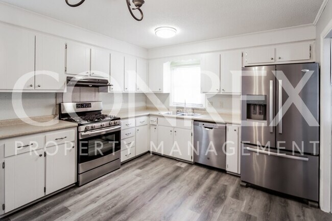 Building Photo - Spacious 4 bedroom, 3 bathroom home