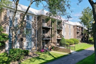 Building Photo - 1515 N Windsor Dr