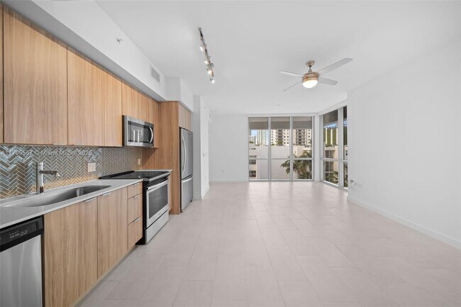 Foto del edificio - 2150 N Bayshore Dr