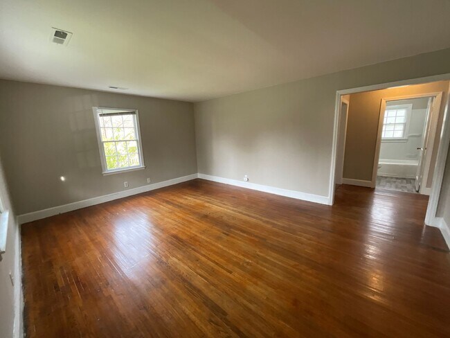 Building Photo - Lovely Corner Lot 2 Bed, 1 Bath Home Now A...