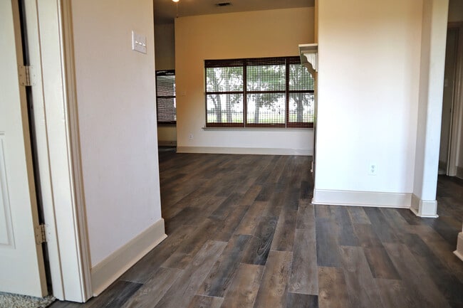 Building Photo - 1705 Hickory Dr