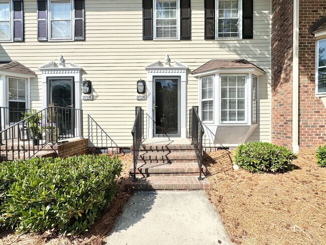Foto del edificio - 2 Bedroom Townhome in NW Greensboro near parks and Greenway