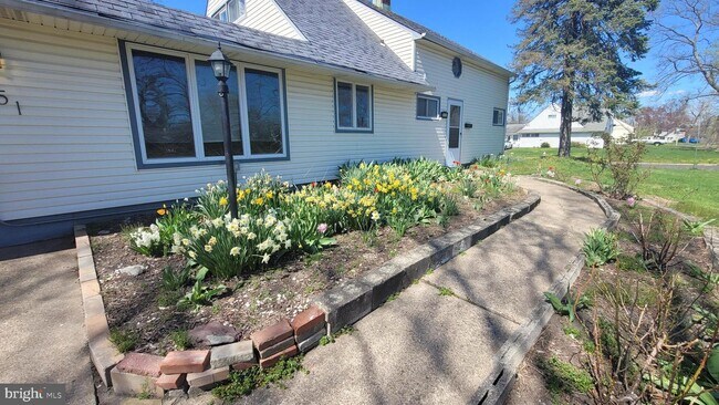 Building Photo - 251 Holly Dr