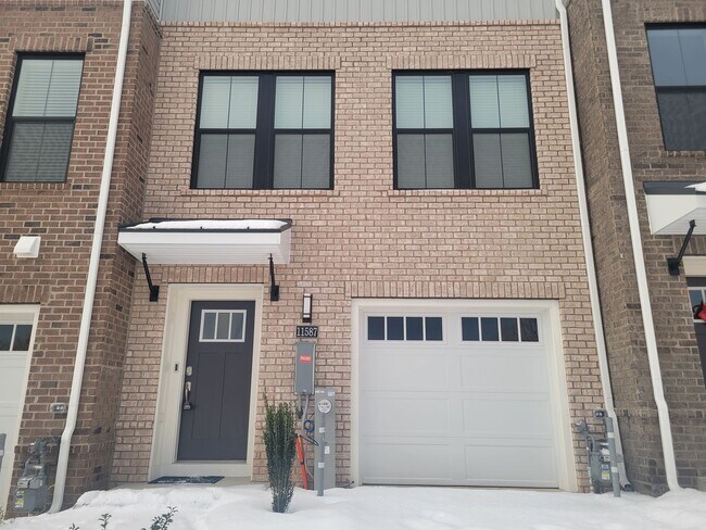 Foto del edificio - Stunning 3 BR/3 Full BA & 2 Half BA Townho...