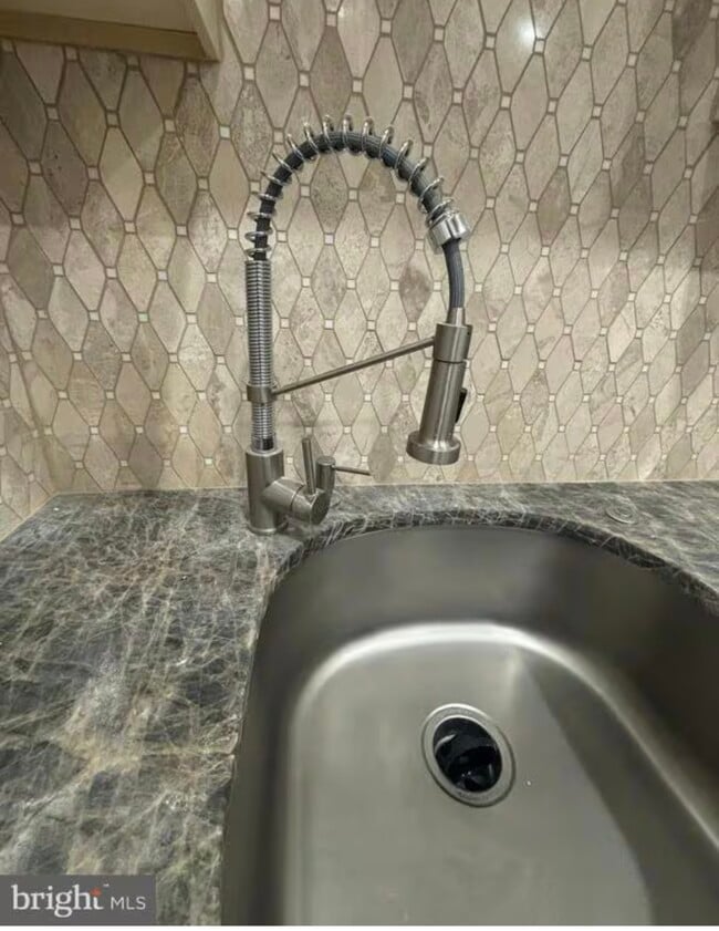 Deep sink - 320 Loney St