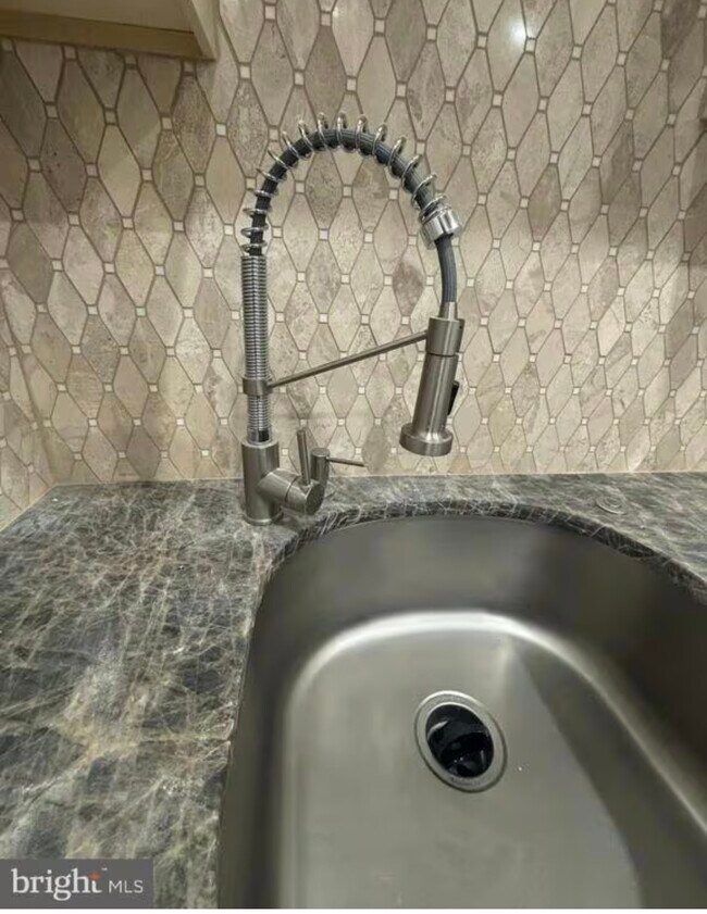 fregadero profundo - 320 Loney St