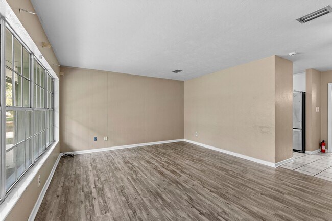 Foto del edificio - LEASE TERMS NEGOTIABLE Northwood 3 Bedroom...