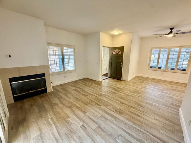 Building Photo - 1 bed, 1 bath Charming Unit in Lake Forest