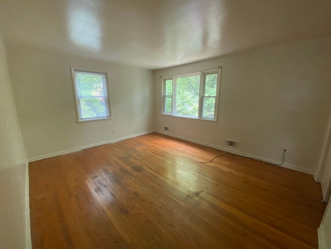 Building Photo - Bi-Level Apartment - Rosemont!