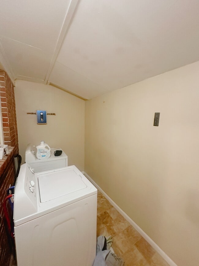 In-Unit Laundy - 6400 W Fairfield Dr