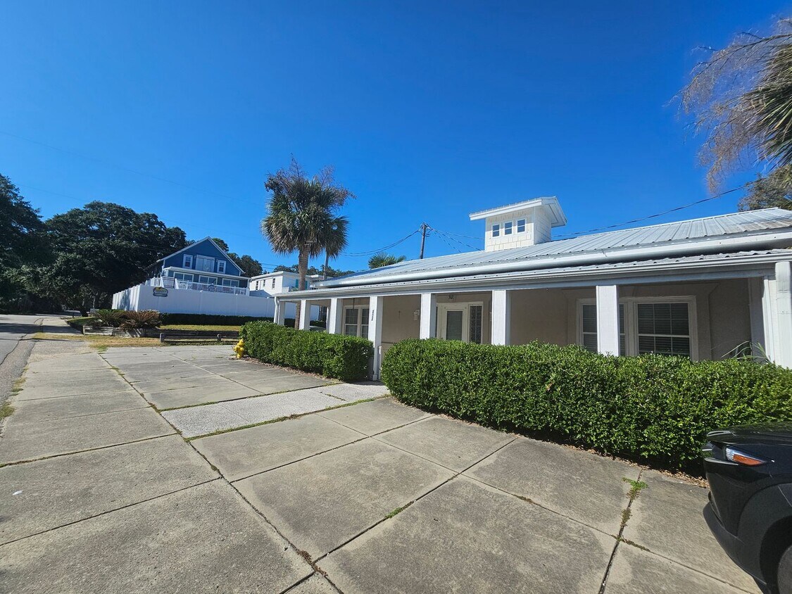 3 BD / 2 BA Unfurnished - One block to the... - 3 BD / 2 BA Unfurnished - One block to the...