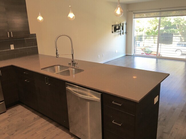 Building Photo - Three Bedroom Fremont Townhouse waiting fo...