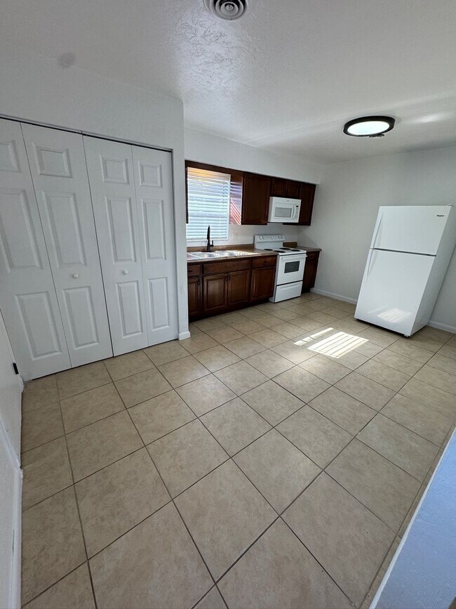 Foto del edificio - 1702 NE 71st St