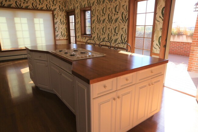 Building Photo - 219 7th St