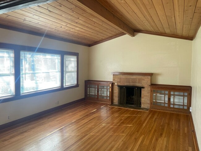 Building Photo - WILLOW GLEN - Well Maintained 2/1.5 In Bea...