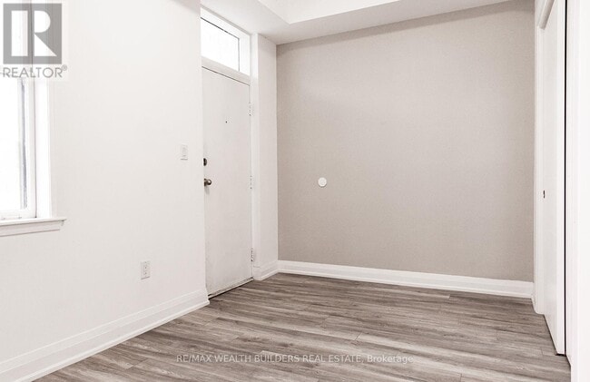 Building Photo - 213 Jarvis St