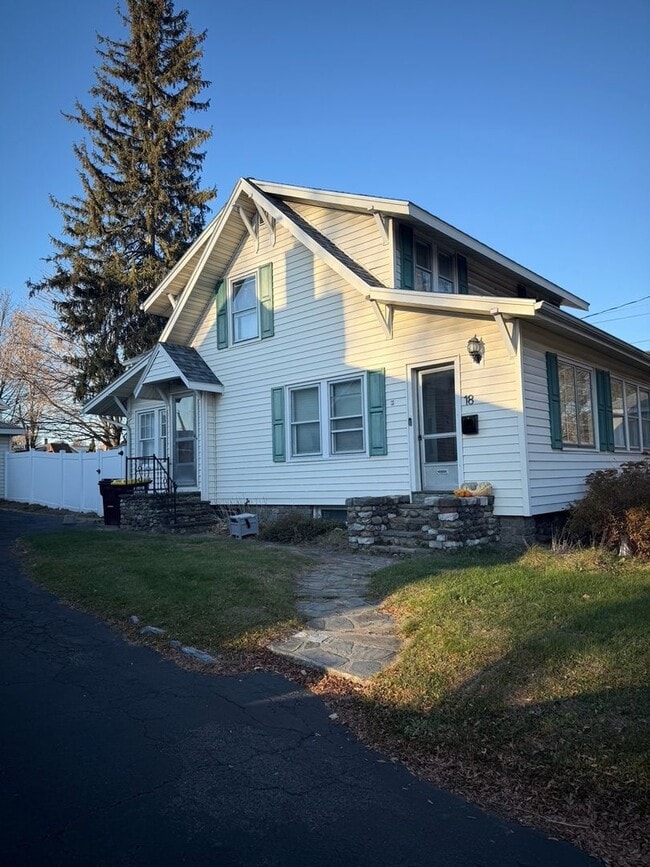 Foto del edificio - 18 Fairfield Ave