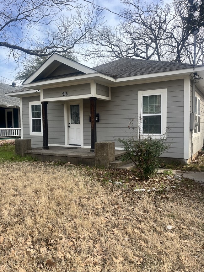 Building Photo - 916 N Austin St