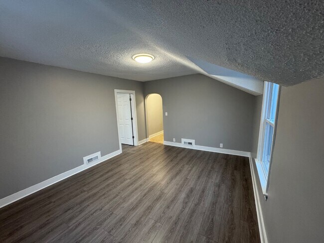 Foto del edificio - 2707 Commercial Ave