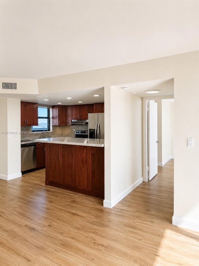Building Photo - 555 NE 30th St