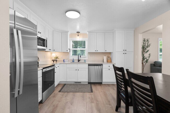 Foto del edificio - 2598 Parkwood Dr