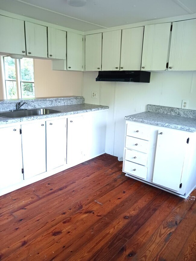 Building Photo - Two Bedroom Available for Rent in Lancaste...