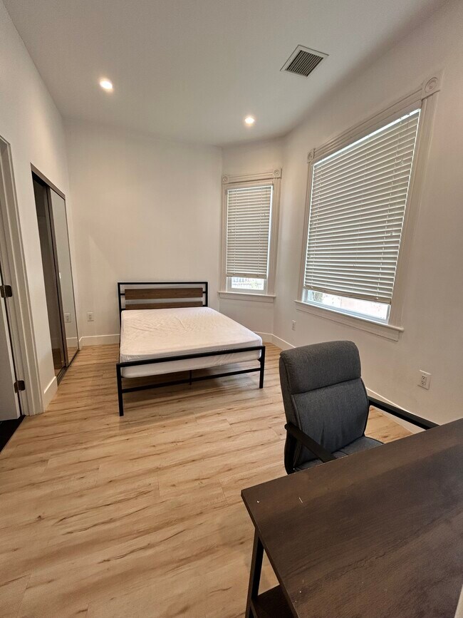 Foto del edificio - 1334 W 22nd St