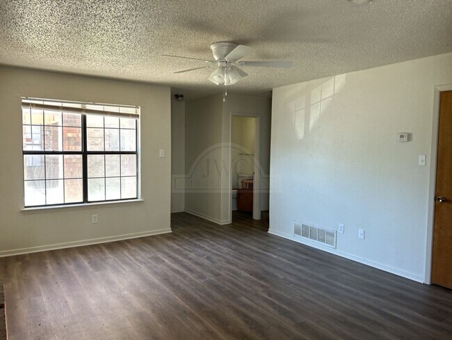 Building Photo - 3707 Hereford Ln
