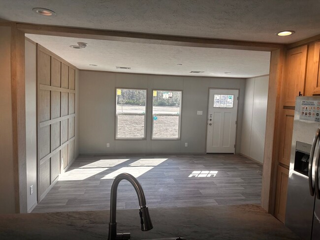 Building Photo - MOVE IN READY!