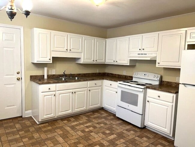 Building Photo - ~~ Cute 3-bedroom home located in Burlingt...