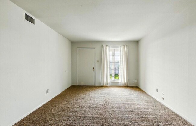 Amplia sala de estar. - 9641 Hollock St