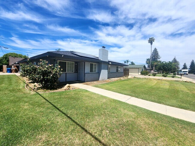 Building Photo - SW-Bakersfield 3 bedrooms 2 baths house