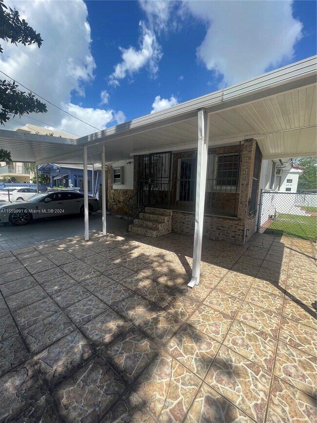 Foto del edificio - 1527 SW 2nd St