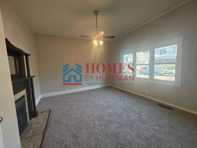 Foto del edificio - Four Bedroom House | Detached Garage