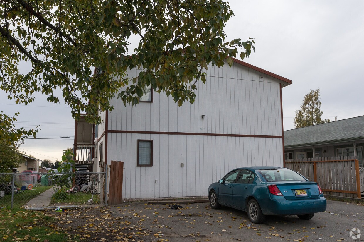 Building Photo - 218 N Park St