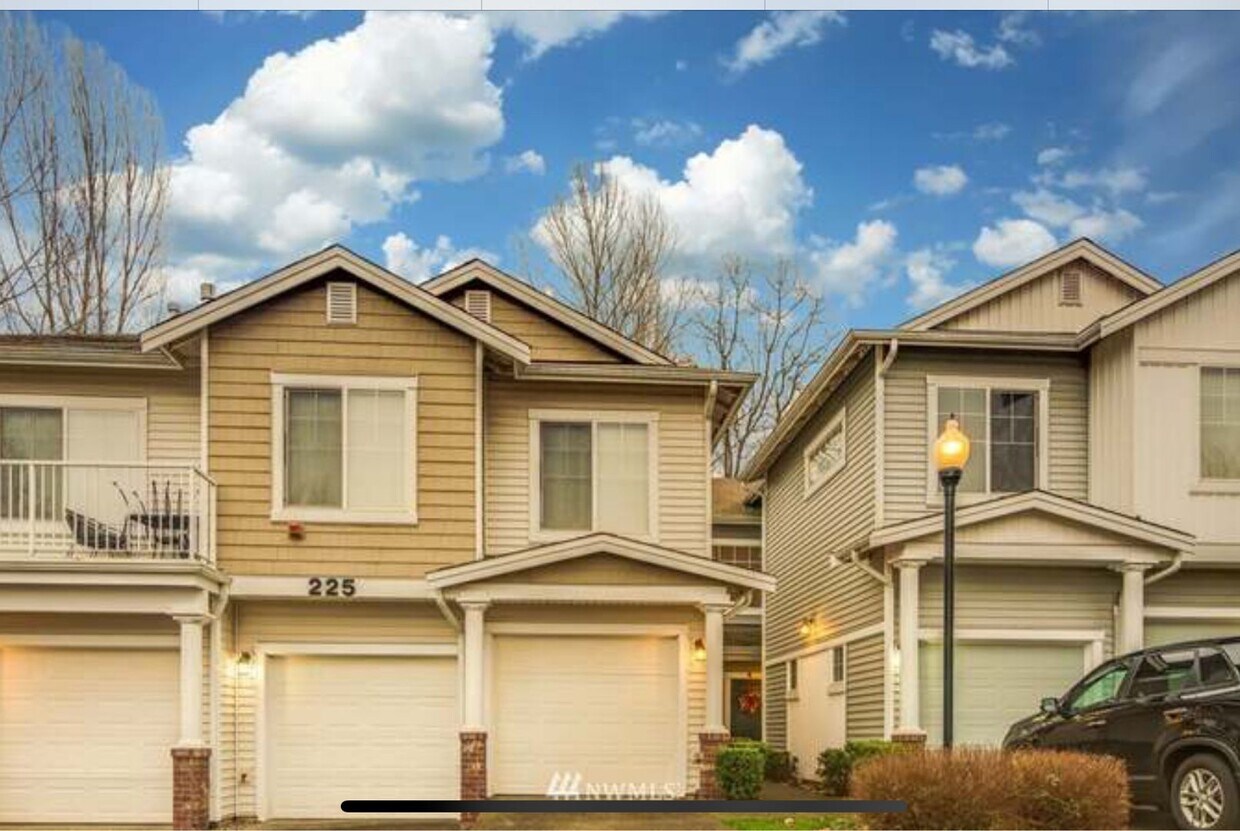 Primary Photo - Spacious 3 bed townhome