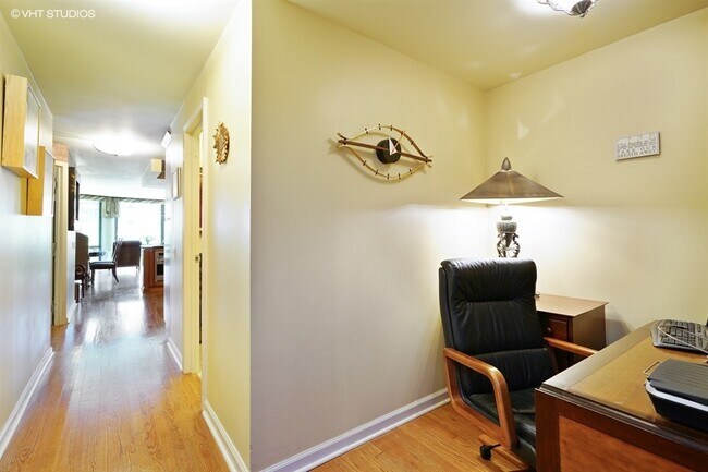 Building Photo - 440 N McClurg Ct