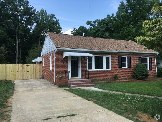 Building Photo - 1806 Parlow Dr