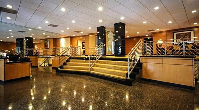 Foto del edificio - 100 S Doheny Dr
