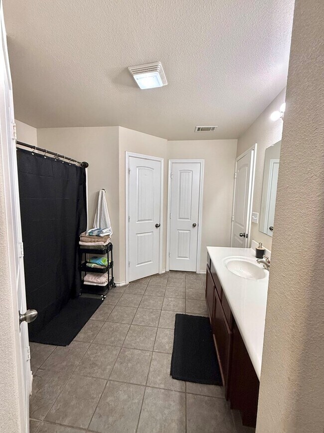 Building Photo - 420 E 98th St