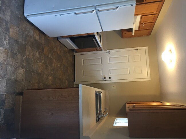 Building Photo - 539 Warrington Ave