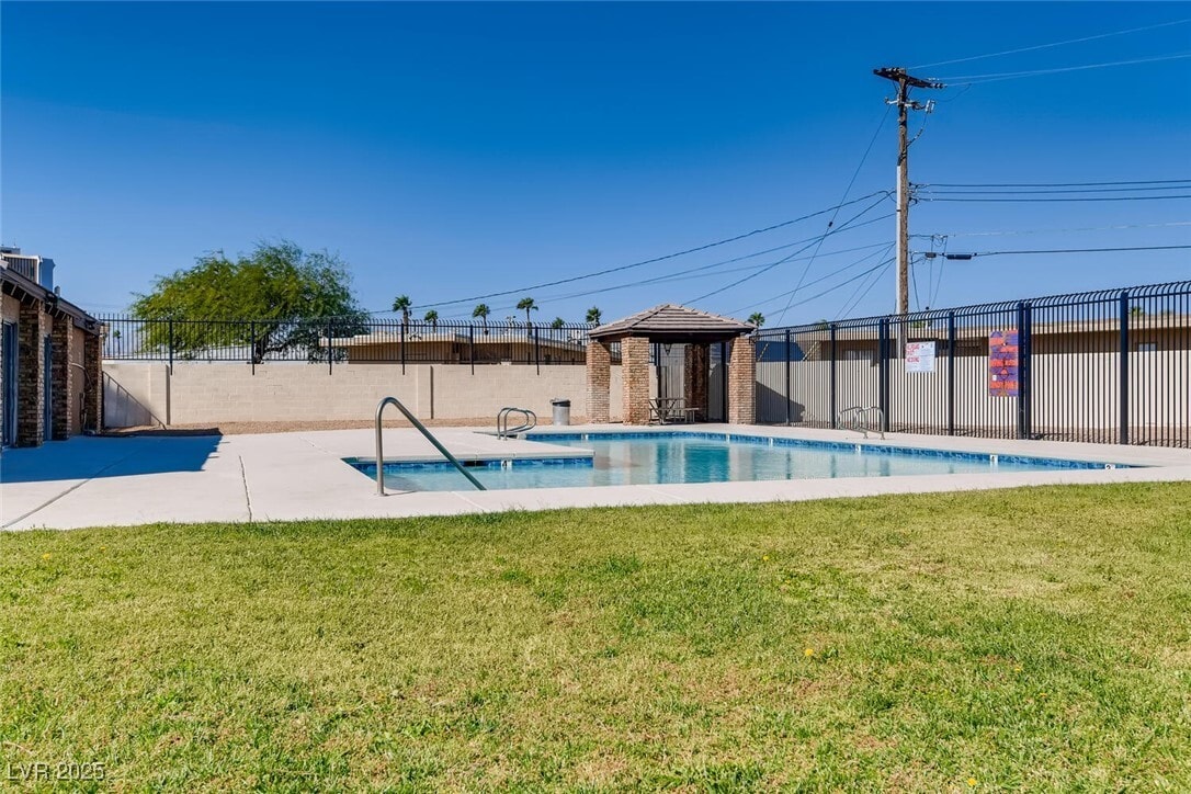 Building Photo - 1520 Hialeah Dr