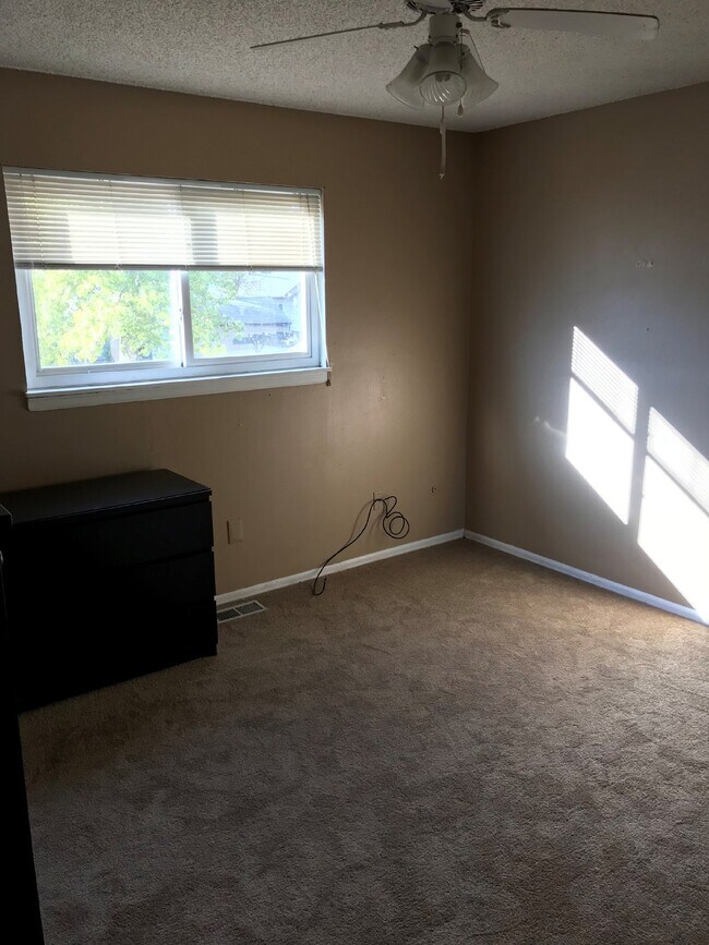 Building Photo - Charming 3BR/2BA with Massive Yard and Gar...