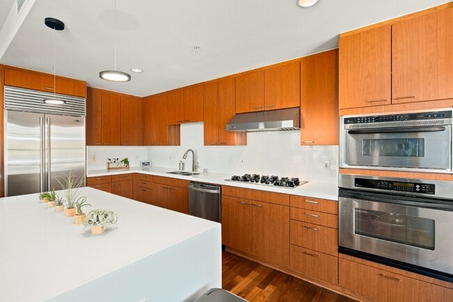 Building Photo - Luxurious 17th-Floor Renaissance Condo with Stunning City Views