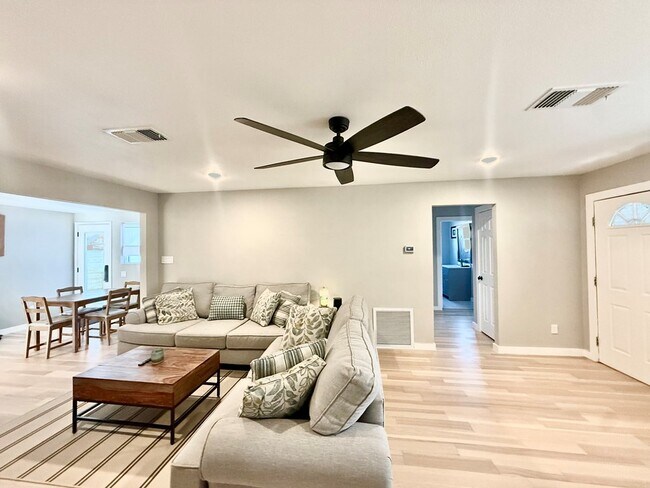 Building Photo - 200 Santa Rita Dr