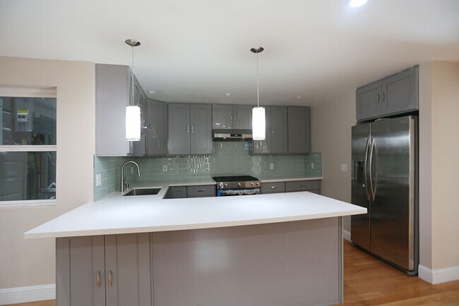 Foto del edificio - OPEN HOUSE: Thursday(2/15)6:40pm-7pm Large...
