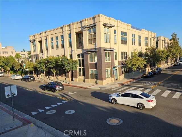 Building Photo - 291 N Sycamore St