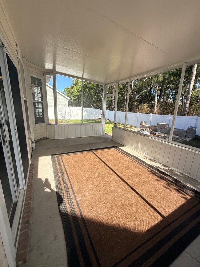 Foto del edificio - 834 Indianola Ct